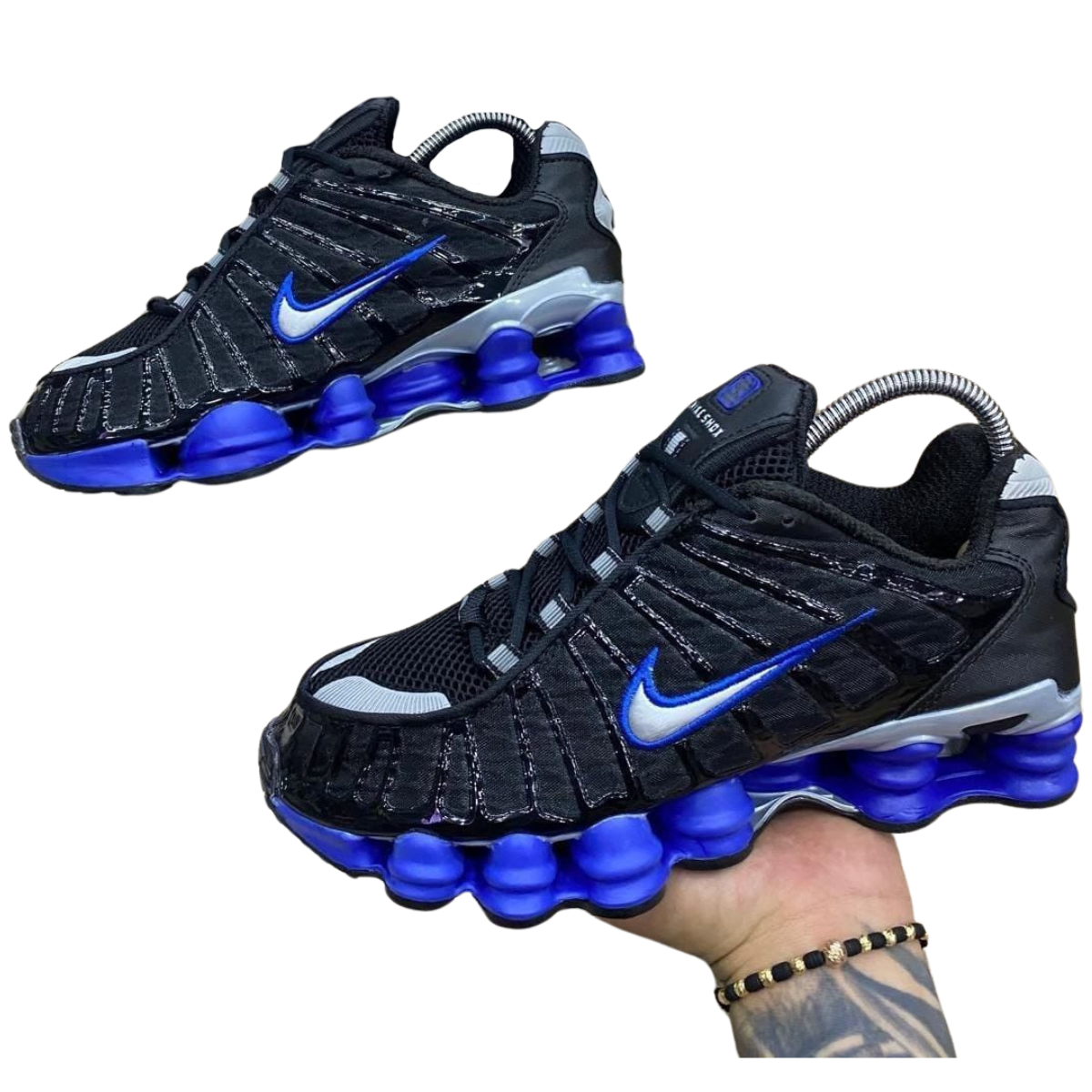 ZAPATILLAS NIKE SHOX GUSANO HOMBRE Si estás buscando las ZAPATILLAS NIKE SHOX GUSANO HOMBRE ,Centrodecompraonline , ofrecenmNike Shox ,  ¿Qué hace especiales las ZAPATILLAS NIKE SHO? Las ZAPATILLAS NIKE SHOX GUSANO HOMBRE seNike Gusano, combina innovación tecnológica con un estilo retro que sigue siendo tendencia entre los entusiastas del calzado deportivo.  Beneficios de las Nike Shox Gusano Amortiguación Shox: El sistema de columnas que caracteriza a las Nike Shox Gusano ofrece una amortiguación de alto nivel, ideal para caminar o realizar actividades físicas. Estilo único: Las Zapatillas Gusano se distinguen por su diseño robusto y suelas elevadas, perfectas para quienes buscan destacar con un estilo urbano y deportivo. Variedad de colores: Desde las clásicas Nike Gusano Blancas hasta las versiones en negro y gris, estas zapatillas se adaptan a cualquier look. Modelos Destacados de ZAPATILLAS NIKE SHOX GUSANO HOMBRE En Onlineshoppingcenterg, encontrarás los modelos más populares de ZAPATILLAS NIKE SHOX GUSANO HOMBRE, ideales tanto para uso diario como para actividades físicas. Además, puedes combinar estas zapatillas con otras colecciones de Nike como las Nike Humara o las Nike Tailwind.  Nike Shox Gusano Blancas Las Nike Gusano Blancas son una opción ideal si buscas un modelo versátil que combine con todo. Su color limpio y su diseño icónico las convierten en una de las favoritas entre los usuarios que buscan estilo y comodidad.